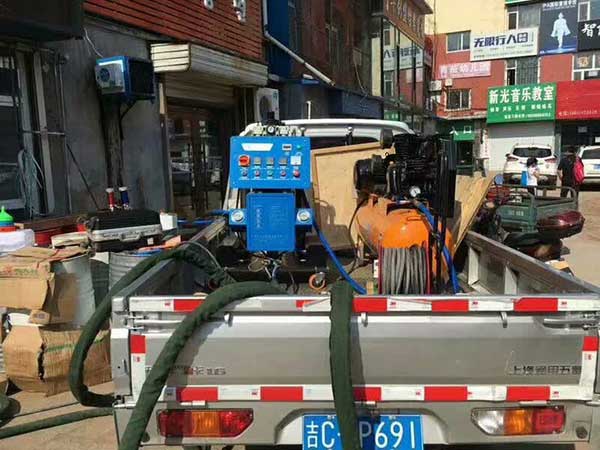 不規則物體聚氨酯噴涂機 優勢有哪些?(圖1) 聚氨酯噴涂機在吉林公主嶺用于冷庫噴涂施工
