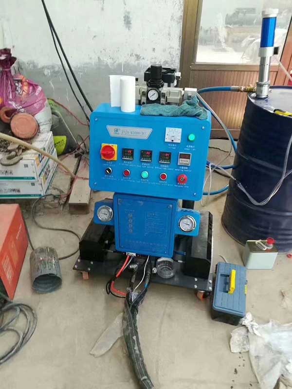 工業(yè)提升卷簾門填充聚氨酯澆注機(jī)(圖2) Q2600D型工業(yè)提升卷簾門填充聚氨酯澆注機(jī)