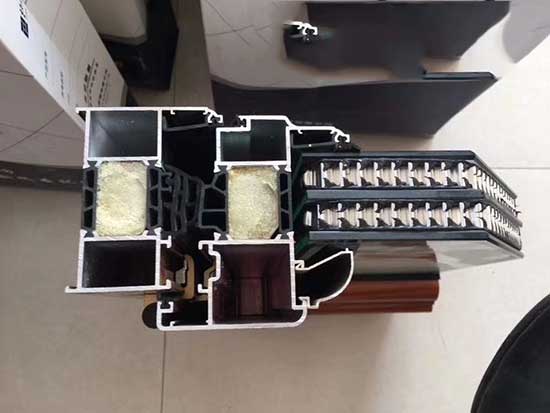 鋁合金門窗保溫填充聚氨酯 澆注噴涂機(jī)(圖1) 鋁合金門窗保溫填充聚氨酯