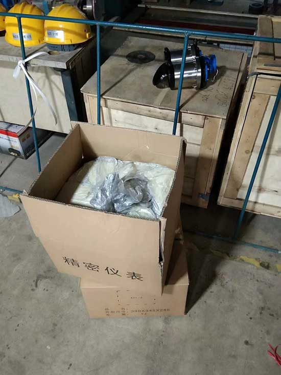 包裝箱填充聚氨酯無需開模現場發泡 小型聚氨酯發泡機(圖1) 包裝箱填充聚氨酯無需開模現場發泡