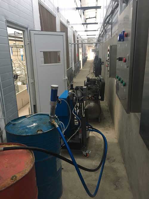 濟南聚氨酯噴涂機(圖1) 濟南聚氨酯噴涂機養殖場外墻保溫施工