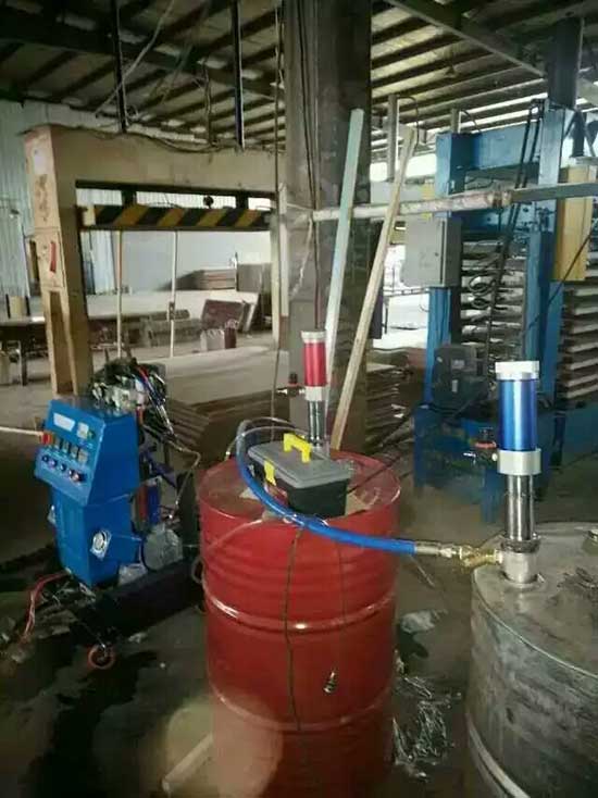 聚氨酯門板發(fā)泡設(shè)備(圖1) JNJX-Q2600D聚氨酯門板發(fā)泡設(shè)備
