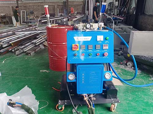 澆注聚氨酯設備(圖1) 高壓Q2600D鋁型材空腔澆注聚氨酯設備